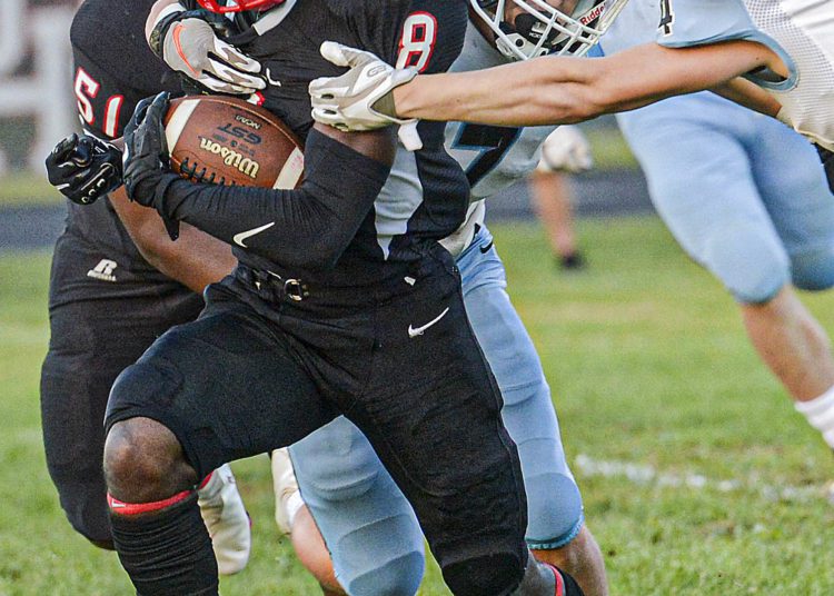 Oak Hill’s Leonard Farrow splits the Lincoln County defenders during Friday action in Oak Hill. (F. Brian Ferguson/Lootpress)