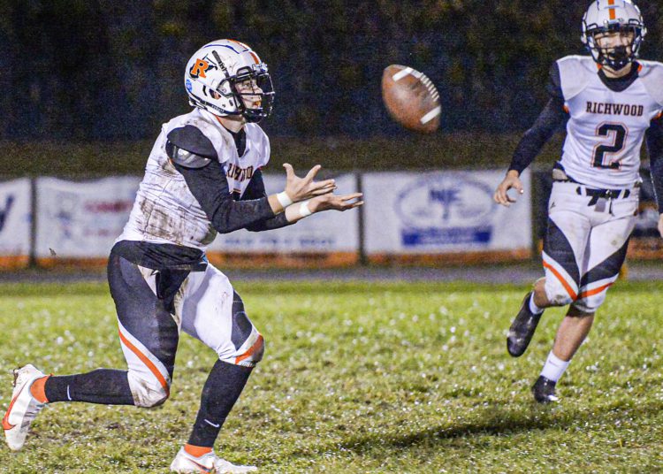 Richwood’s Dakota Sizemore returns a kick during during a game last season in Hinton (F. Brian Ferguson/Lootpress).