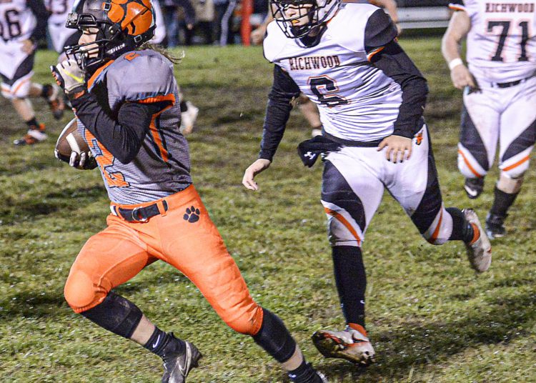 Summers County’s Drake Cole runs for a TD against Richwood during Friday action in Hinton. 9F. Brian Ferguson/Lootpress).