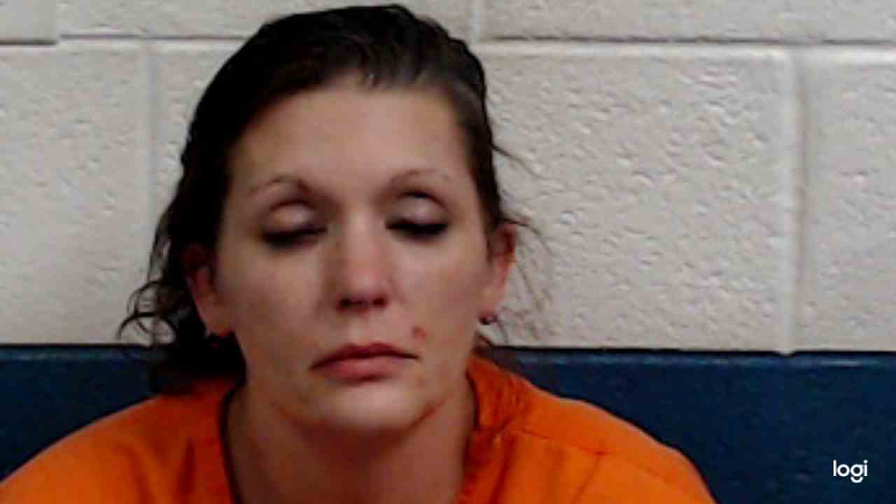 Wife arrested after stabbing husband in the neck photo