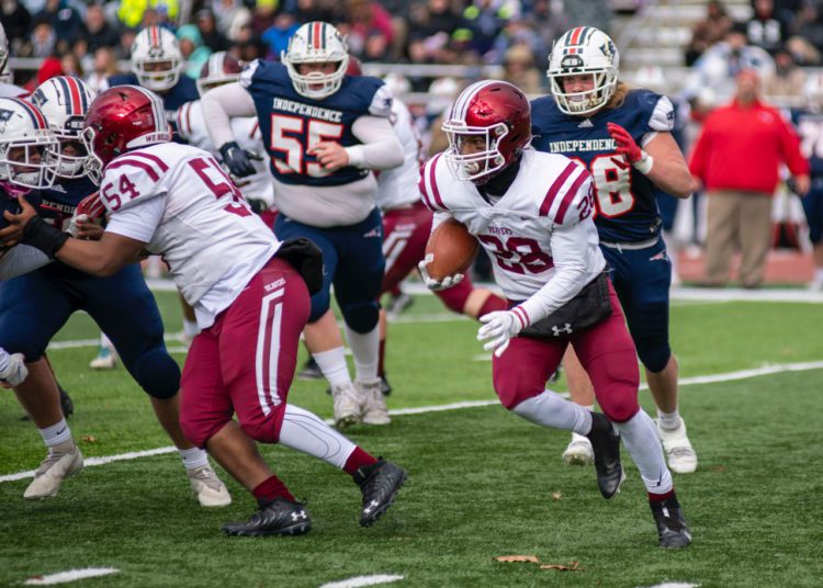 Blueifled's Amir Hairston carries the ball during the Class AA semifinal game against Independence last November in Coal City (Heather Belcher/Lootpress)