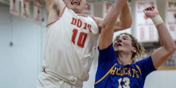 Chris Dorst/Gazette-Mail
Poca’s Isaac Mckneely goes up for a dunk against Logan’s Aiden Slack Feb. 4, 2022. The West Virginia Sports Writer’s Association Sunday named Mckneely the repeat winner of the Evans Award as the state’s top basketball player.