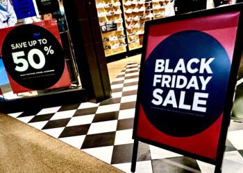 Crossroads Mall businesses welcome shoppers for Black Friday - LOOTPRESS staff photo